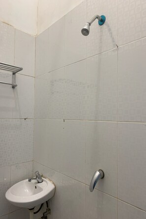 Standard Double Room | Bathroom - Hotel O Inara Homestay (Batam)