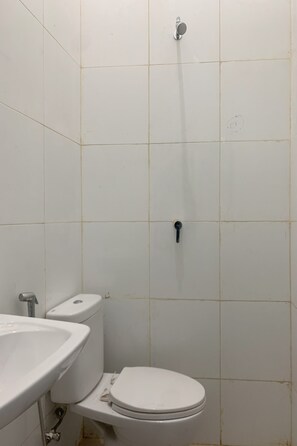 Standard Double Room | Bathroom | Shower, towels - Hotel O Inara Homestay (Batam)