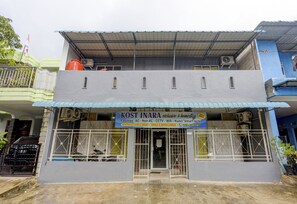 Front of property - Hotel O Inara Homestay (Batam)