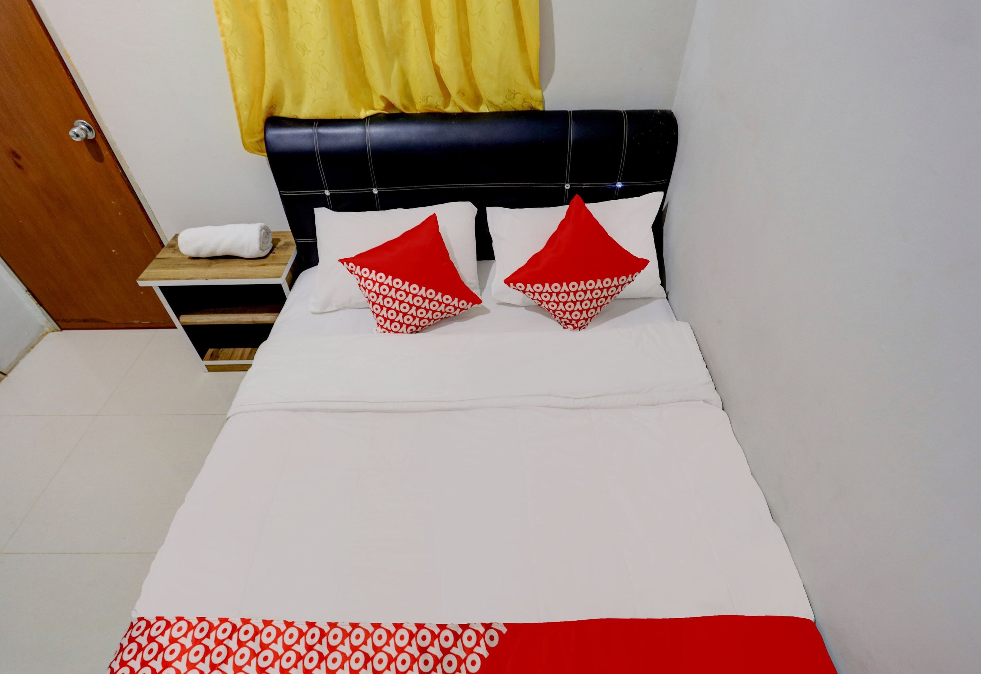 Laptop workspace, free WiFi, bed sheets
