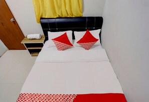 Quarto casal standard | Espaço de trabalho para notebook, Wi-Fi de cortesia, roupa de cama