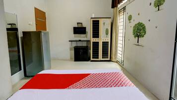 Standard Double Room | Laptop workspace, free WiFi, bed sheets