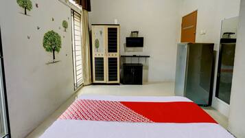 Kamar Double Standar | Ruang kerja ramah laptop, Wi-Fi gratis, dan seprai linen