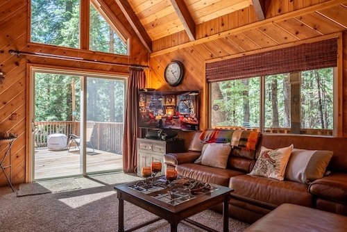 Sukoon Retreat : 4  BR, 3  BA Cabin / Bungalow in Dorrington, Sleeps 10