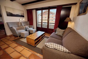 Fernseher, Kamin, DVD-Player