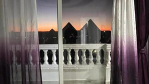 Ein Balkon mit Blick auf die Berge bei Sonnenuntergang.