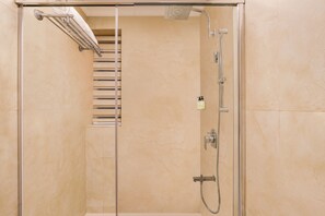 Standard King Room | Bathroom | Shower, hair dryer, bathrobes, slippers - Lemon Tree Hotel Mcleodganj (Dharamshala)