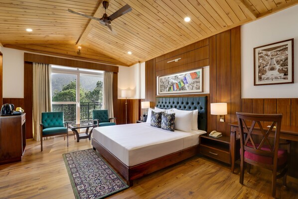 Executive-rum - 1 kingsize-säng | 1 sovrum, duntäcken och minibar med vissa gratis produkter