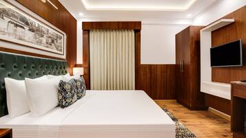 Standard King Room | 1 bedroom, down duvets, free minibar items, in-room safe