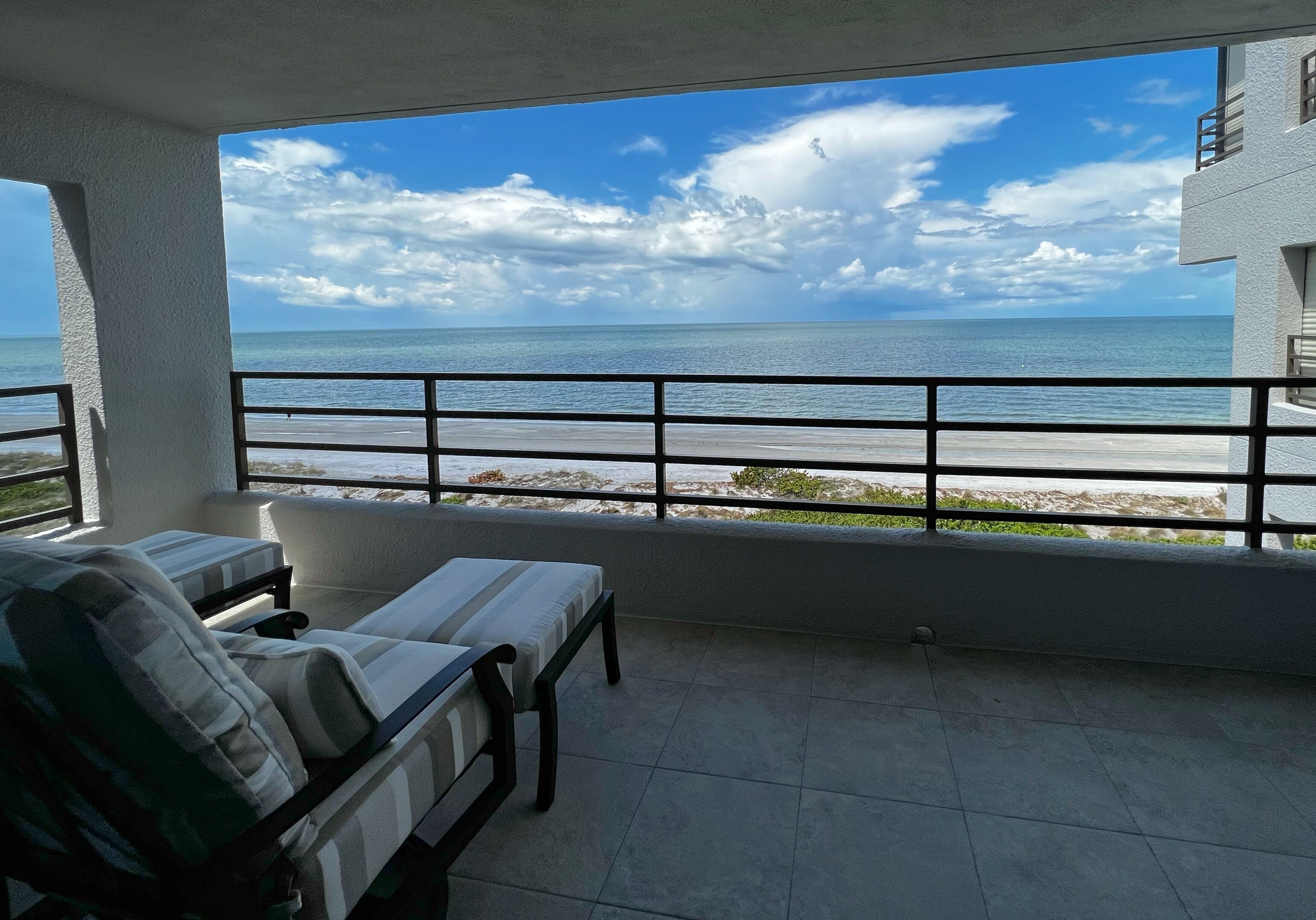 New at Pier House! Renovated and Jaw Dropping Views + Walkable to Everything!