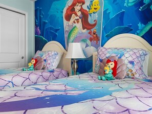 5 Schlafzimmer, Schreibtisch, Bügeleisen/Bügelbrett, Reisekinderbett