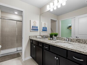 Combined shower/bathtub, hair dryer, towels - New Upgraded Luxury Design! Custom Build Vacation Home, Discounts! (Davenport)