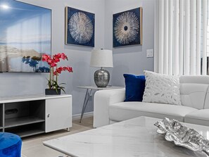 Smart TV - New Upgraded Luxury Design! Custom Build Vacation Home, 2025 Discounts! (Davenport)