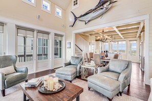 Smart TV, lareira, DVD player, livros