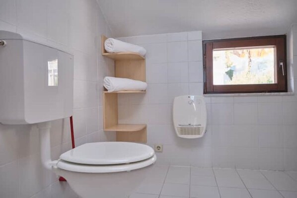 Dusche, Haartrockner, Bidet, Handtücher