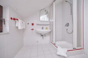 Dusche, Haartrockner, Bidet, Handtücher