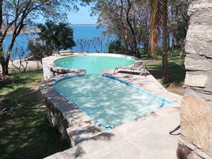 Indoor pool - 6 Bedroom Castle Siavonga min Four Guests (Siavonga)