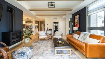 Smart TV, fireplace, stereo