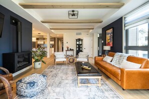 Smart TV, fireplace, stereo