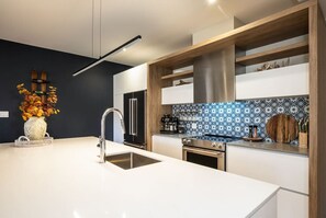 Køleskab, mikrobølgeovn, ovn, kogeplade