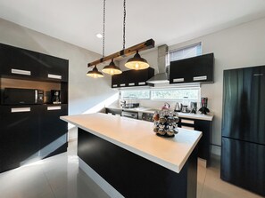 Een koelkast, een magnetron, een oven, een kookplaat