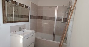 Dusche, Haartrockner, Handtücher, Toilettenpapier