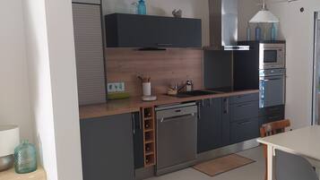 Frigorífico, microondas, horno y placa de cocina