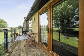 Outdoor dining - Modern Peaceful Open Plan 1-bed Apartment Rutland (Oakham)