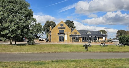 Modern Peaceful Open Plan 1-bed Apartment Rutland