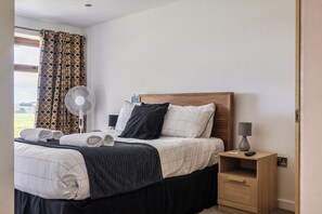 1 bedroom, iron/ironing board, free WiFi, bed sheets - Modern Peaceful Open Plan 1-bed Apartment Rutland (Oakham)