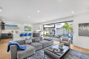 Smart-tv, pejs, bordtennisbord