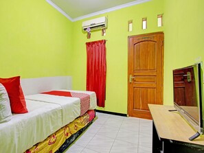 Standard Double Room | Laptop workspace, free WiFi, bed sheets - OYO 92998 Wiludjeng Guesthouse (Sragen)