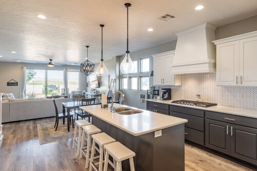 Dog-Friendly 4BR Sleeps 16 - Red Rock View Deck