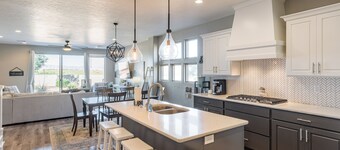 Dog-Friendly 4BR Sleeps 16 - Red Rock View Deck