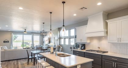 Dog-Friendly 4BR Sleeps 16 - Red Rock View Deck