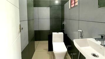 Douche, articles de toilette écologiques, serviettes fournies, savon