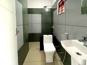 Regadera, amenidades de baño ecológicas, toallas, jabón