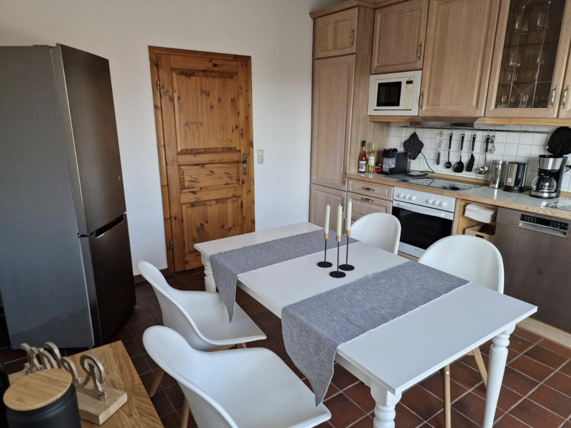 Køleskab, mikrobølgeovn, ovn, kogeplade