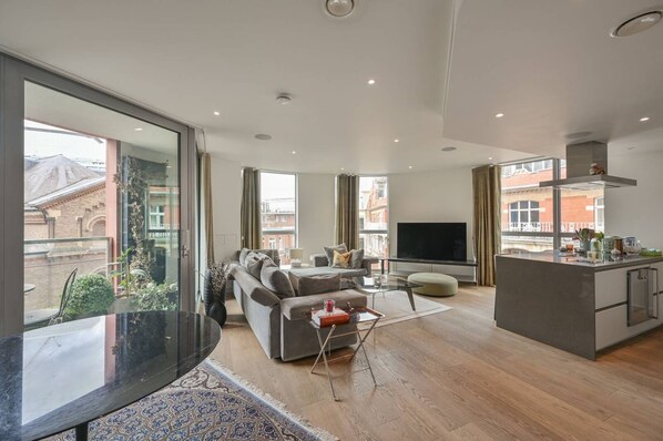 Living area - Luxury Home in Edmonton (London)