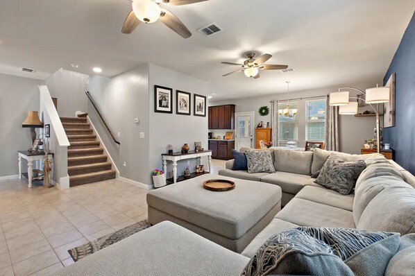 Smart TV - Fairly new 3 bdrm home perfect for traveling nurses/business professionals (Buda)