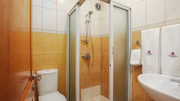 Deep-soaking bathtub, rainfall showerhead, free toiletries, slippers