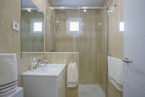 Dusche, Haartrockner, Handtücher, Seife