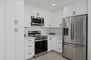 Refrigerador, microondas, horno y parrilla de estufa