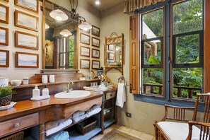 Hårføner, håndklær, såpe og sjampo