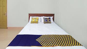 Kamar Double Ekonomi | Ruang kerja ramah laptop dan seprai linen