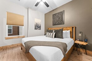 5 quartos, escrivaninha, ferros/tábuas de passar roupa, berço de viagem