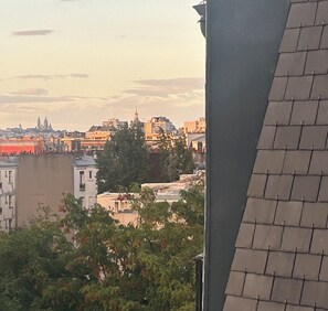 A cityscape with buildings and a prominent tower. - Appart Hameau Paris Porte de Versailles (Paris)