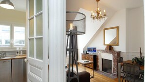 Una cocina moderna con un amplio ventanal, un comedor con chimenea y un candelabro.