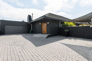 Exterior - Luxury Oasis, Lifestyle Villa, Pool & Gym (Cape Town)