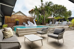 Outdoor dining - Luxury Oasis, Lifestyle Villa, Pool & Gym (Cape Town)